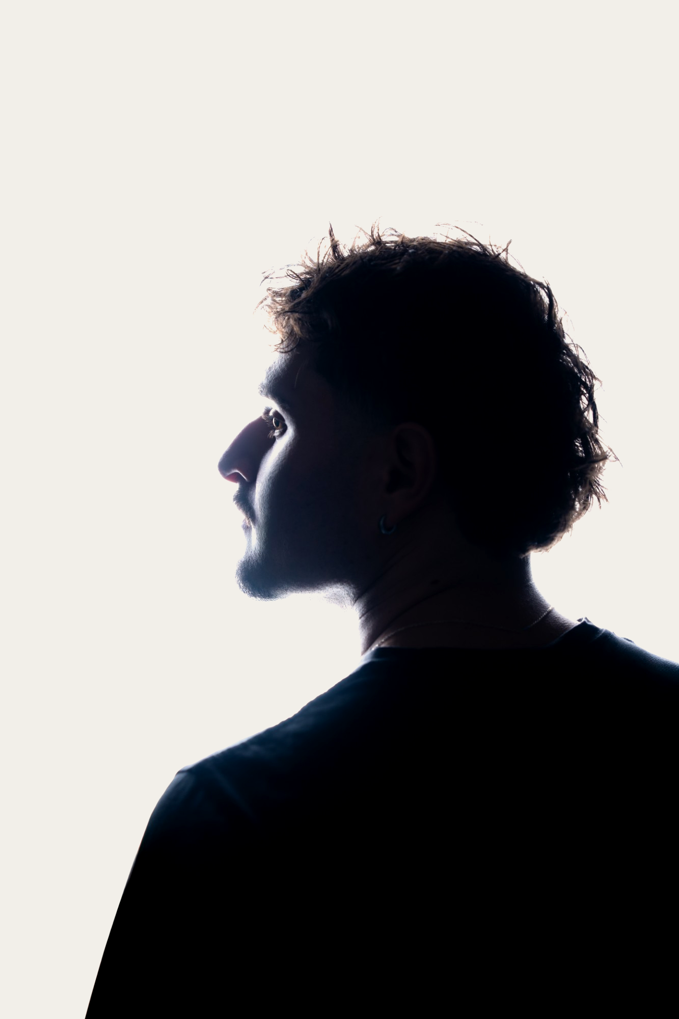 Alexandre La Carruba de profil, en contre-jour
