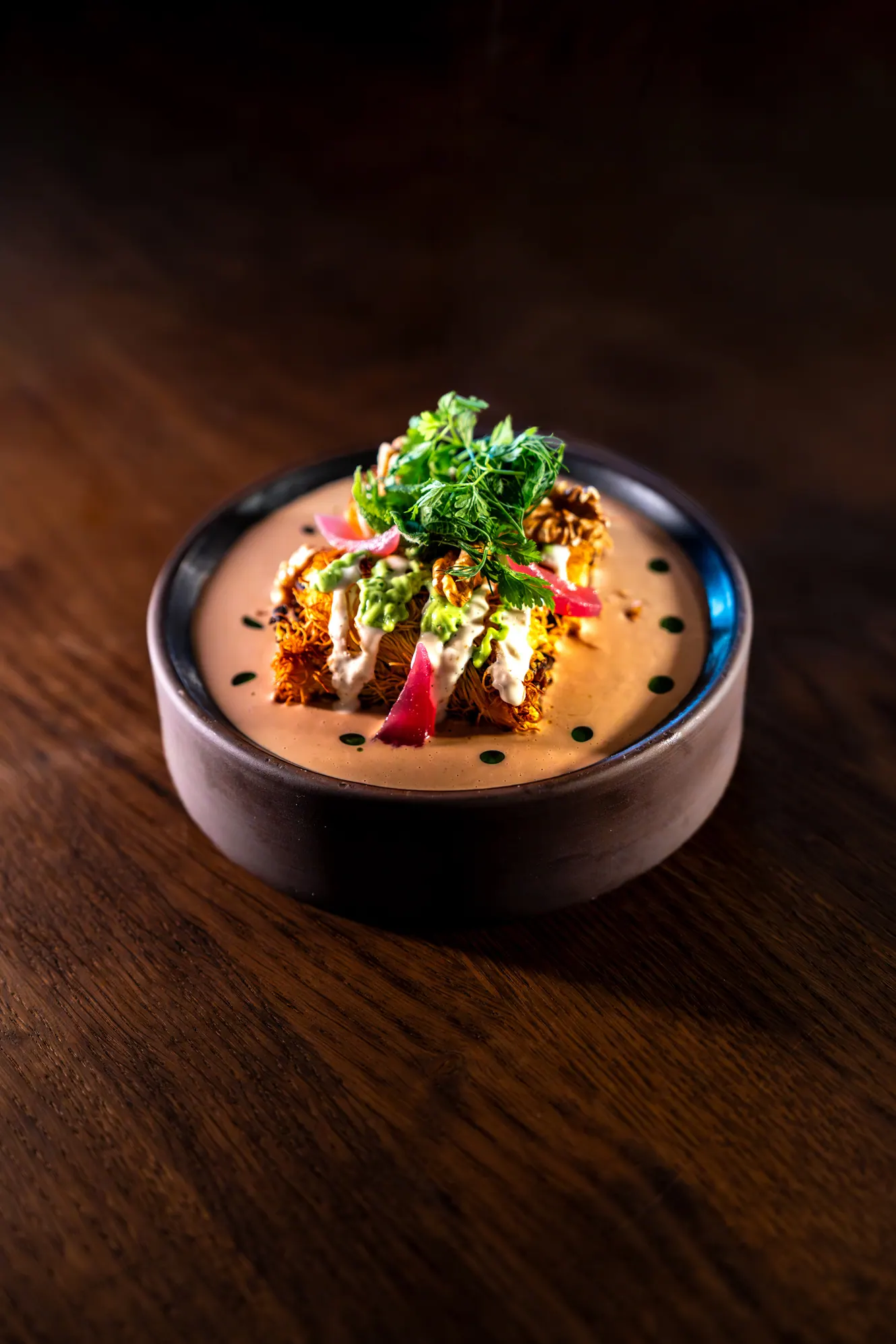 Assiette dressée sur une table en bois sombre